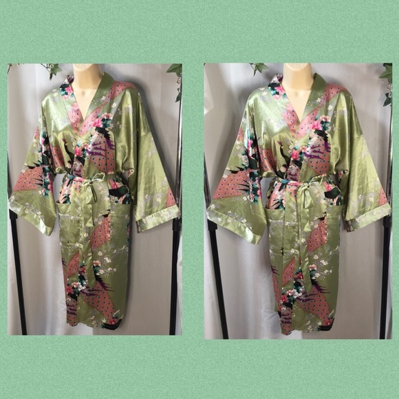 100% silk robe kimono in pistachio  with a floral/peacock print. - Picture 2 of 7